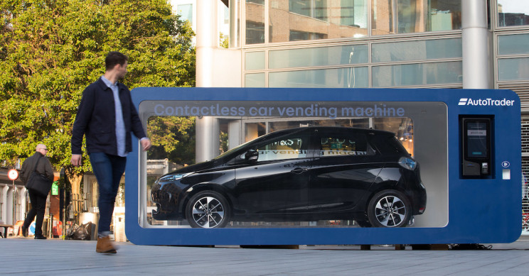 汽车在伦敦交易员正在测试一种汽车自动售货机