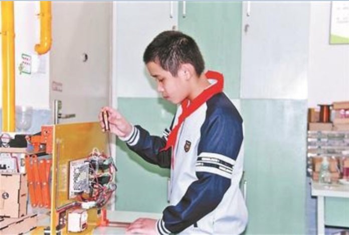 陆Jiezhen创造了这个被他的妈妈骂