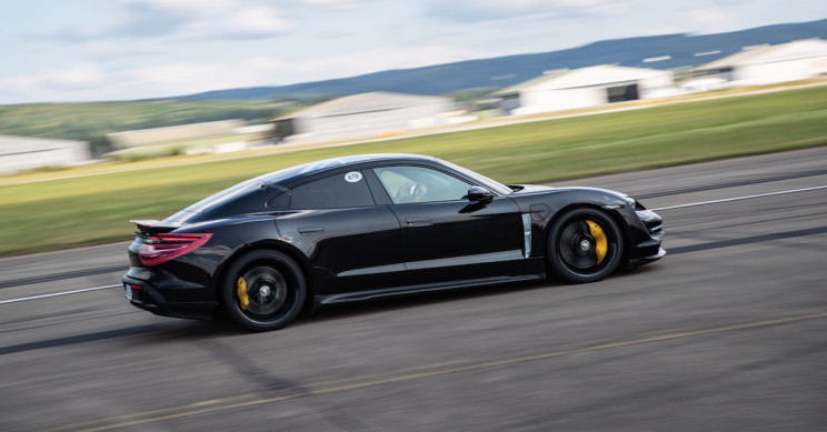 保时捷Taycan是保时捷的第一辆全电动跑车