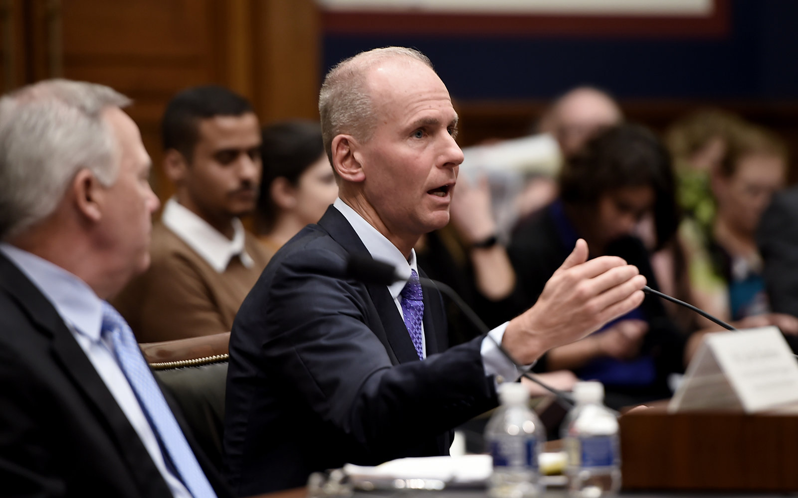 波音公司CEO丹尼斯·米伦伯格向遇难者家属道歉