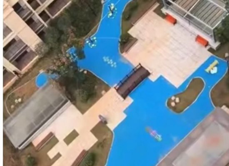 这些人被一个假湖骗去买房子