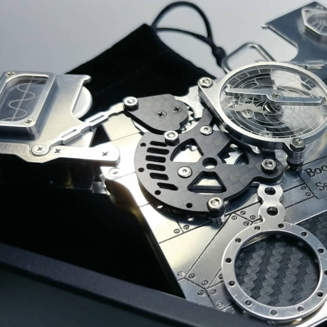 SMD工厂创建了一个以Steam朋克为主题的名片持有人