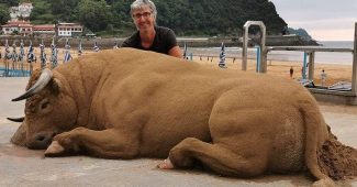 安Bastarrika是一个自学成才的艺术家和雕塑家砂