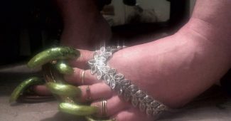 Arinda风暴韦弗谋生卖她的脚趾甲的视频