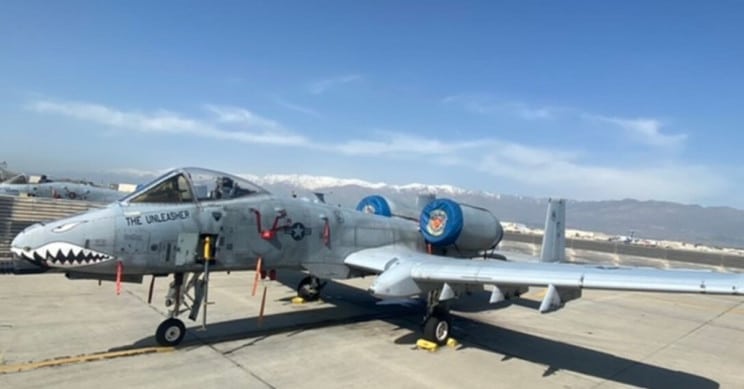 该A-10疣猪是通过美国空军工程师在家中工作的