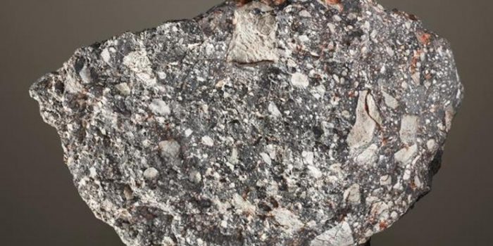 这个月球岩石重量超过13.5公斤,是出售的250万美元