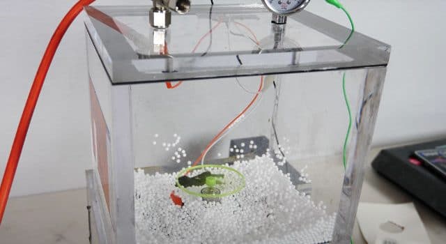 行动实验室-风扇被放置在一个真空室