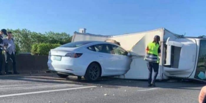 自动驾驶的特斯拉Model 3在高速公路上撞上了一辆卡车