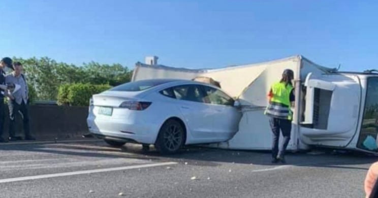 自动驾驶的特斯拉Model 3在高速公路上撞上了一辆卡车