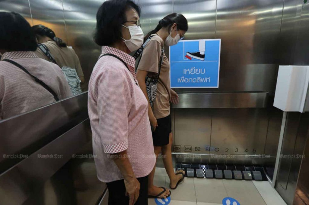 Seacon广场安装脚踏板代替电梯按钮