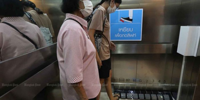 Seacon广场安装脚踏板代替电梯按钮