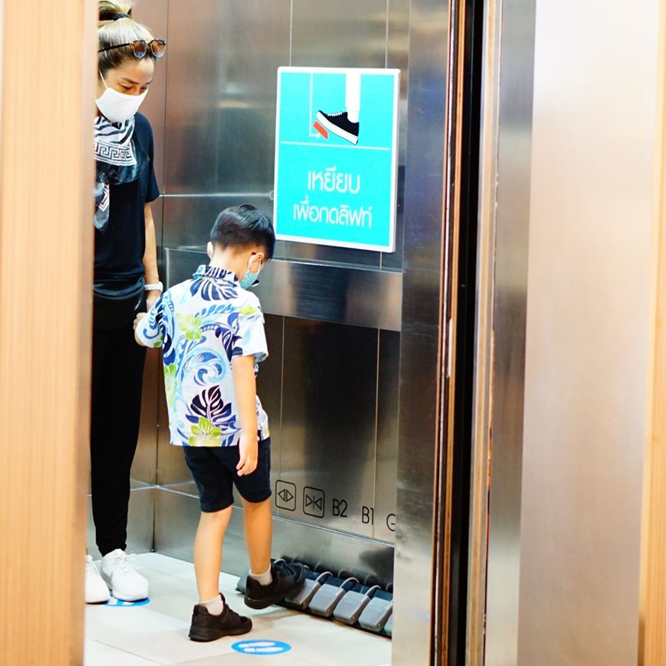 Seacon广场安装脚踏板代替电梯按钮