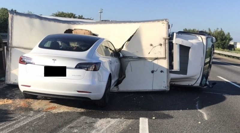 自动驾驶的特斯拉Model 3在高速公路上撞上了一辆卡车