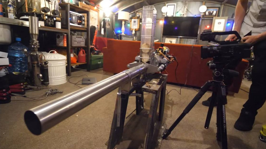 科林·弗兹（Colin Furze）带着他的水箱的土豆发射器回来