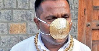 在COVID-19大流行期间，印度男子戴着金色口罩