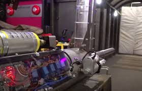 科林·弗兹（Colin Furze）带着他的水箱的土豆发射器回来