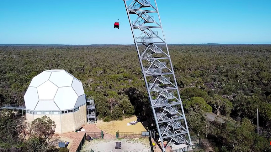 从150英尺高的地方把车摔到巨大的斧头上有多可笑