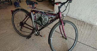 这辆电动自行车是用一辆旧自行车和洗衣机建造的