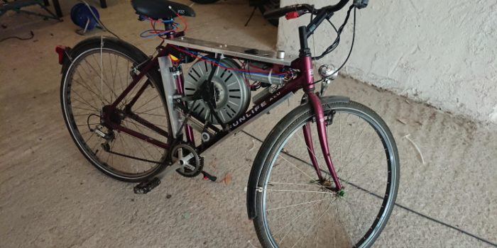 这个电动自行车是使用一个旧自行车和洗衣机