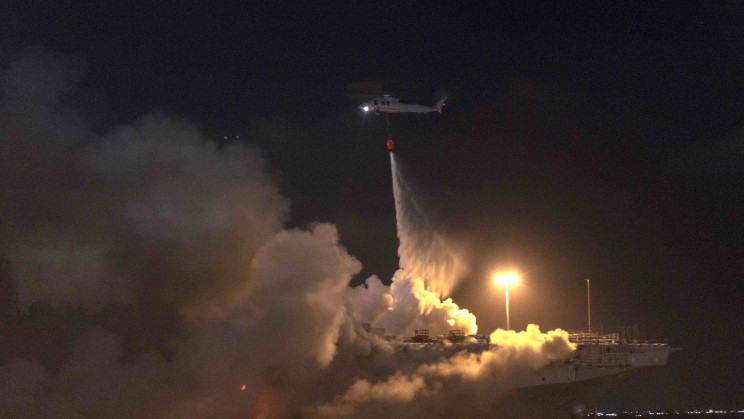 图片中显示的Bonhomme Richard号火灾