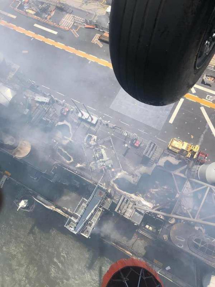 图片中显示的Bonhomme Richard号火灾