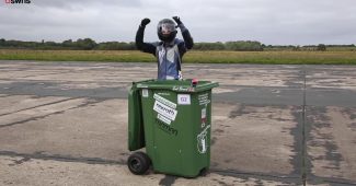 打破世界最快垃圾桶纪录。