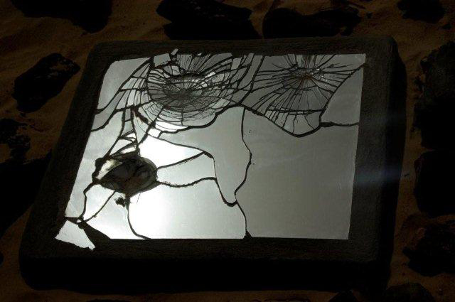 170面破碎的镜子，代表每个受害者，被放置在纪念碑的周围。