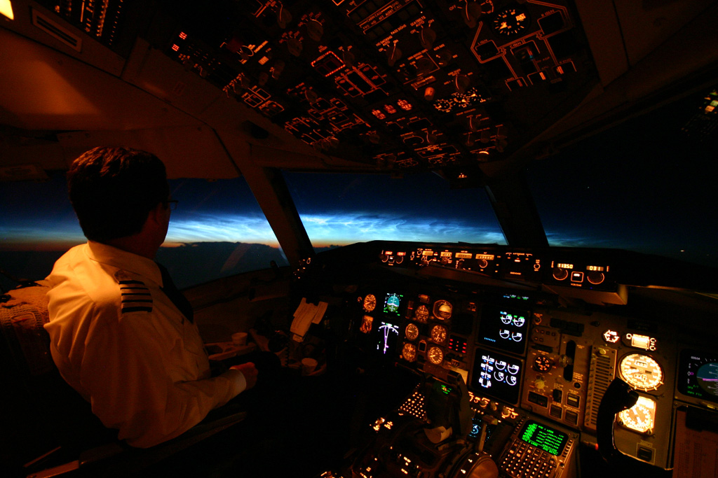 欣赏着夜光云——夜光云是没有完全理解为一种气象现象。云通常不能达到如此高的海拔如此稀薄的空气压力。