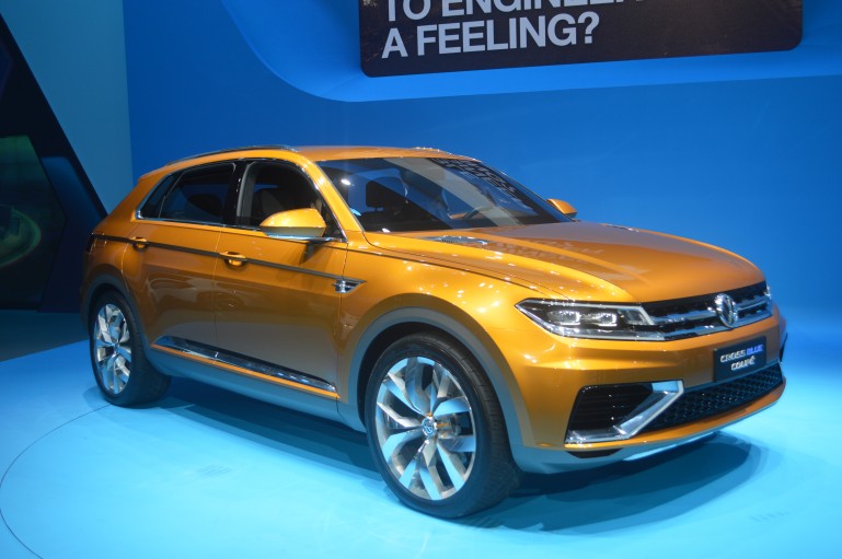 CrossBlue轿跑车安装在22英寸抛光铝合金轮毂上