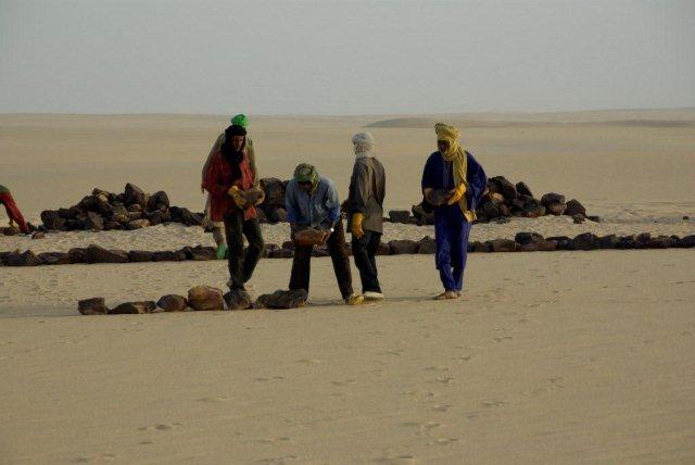 纪念碑是由Les Familles de l ' attentat du DC-10 d ' uta在当地居民的帮助下建立的，这是一个由受害者家属组成的协会。