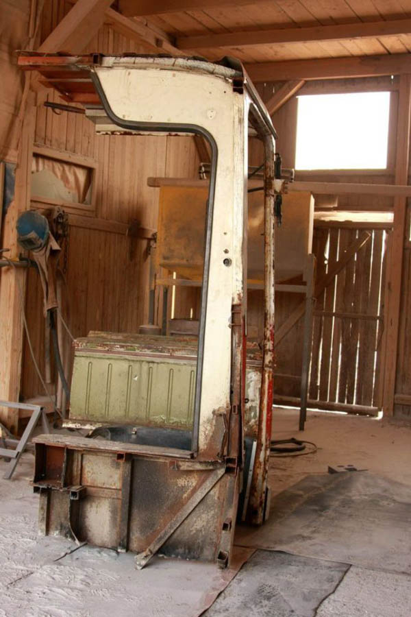 Old-bus-cabin-turned-into-workinf-space-9