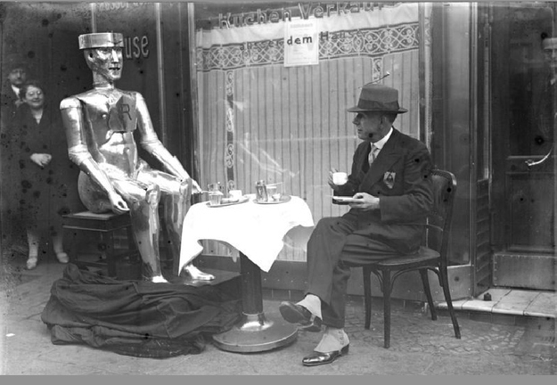 从1930年开始。“这个机器人的发明者是英国船长WH理查兹，它会说话、转头、拿东西和鞠躬。”和除去肠子。