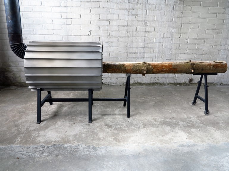 炉子的外部有钢鳍，以增加其热辐射表面积