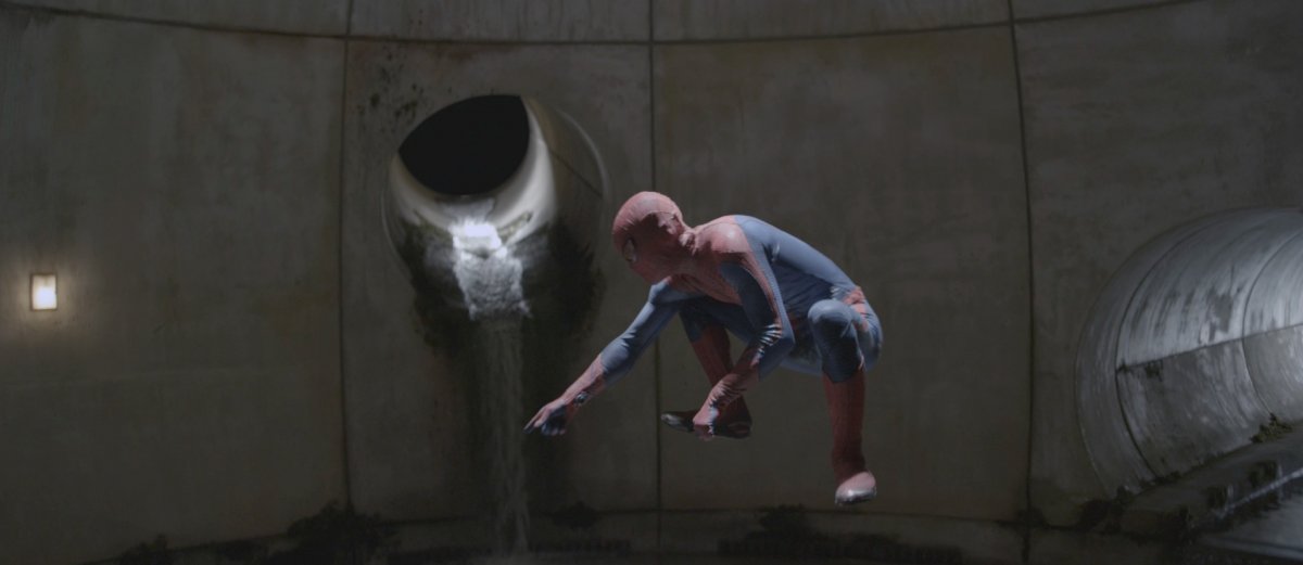 在《超凡蜘蛛侠》中，蜘蛛侠能够出现在钢丝网上……