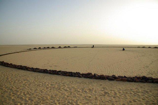 这座纪念碑主要是手工建造的，用黑色的石头建造了一个直径200英尺的圆圈