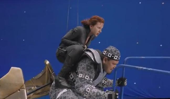 ．.．她在地上很安全。