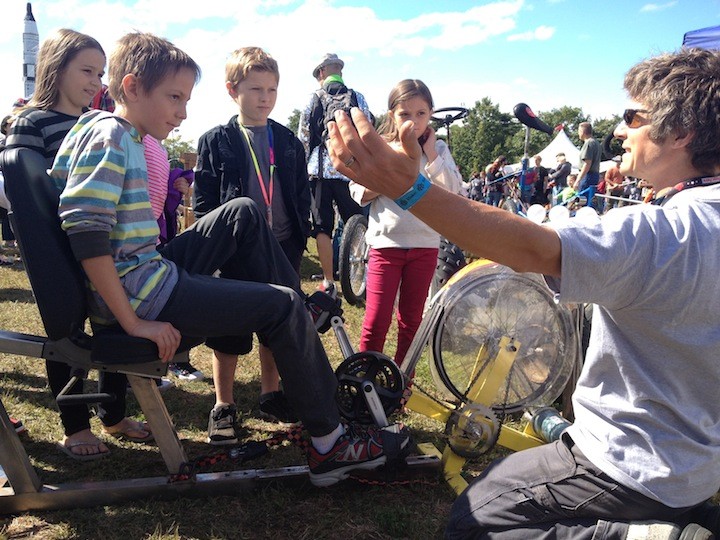 这两个踏板动力的小工具都承诺发电并执行其他有用的任务（...