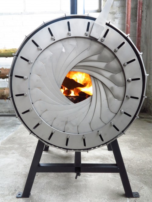 炉子的内部配有防火混凝土砖，以吸收和辐射热量
