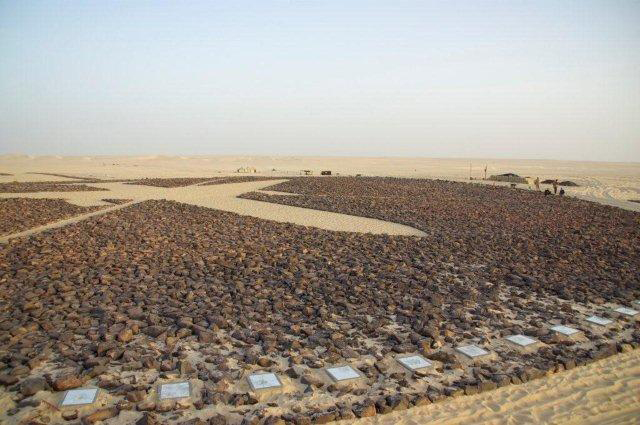 完整的纪念碑。